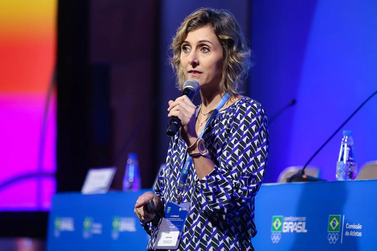 Caroline Reis Pereira palestrando no Comitê Olímpico do Brasil