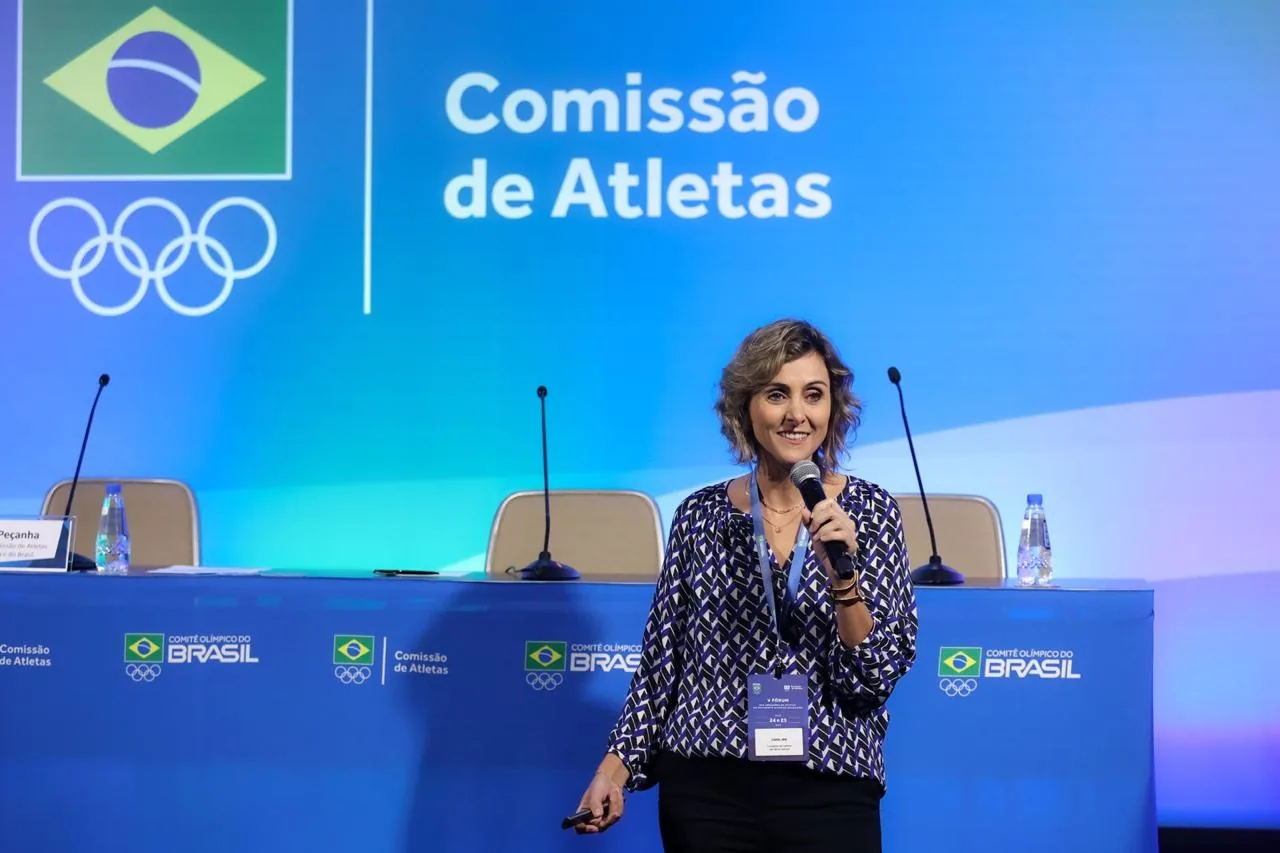 Caroline Reis Pereira palestrando sobre carreira e futuro em evento do Comitê Olímpico do Brasil